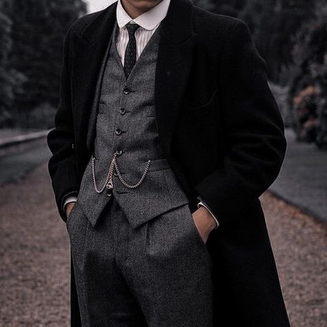 Style Androgyne, Michael Gray, Dark Academia Outfits, Academia Outfits, Victorian Aesthetic, Dark Academia Fashion, Royal Aesthetic, Academia Fashion, Fashion Male