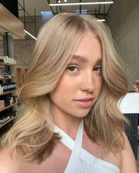 Dark Blond To Light Blond, Edwards And Co, Light Caramel Blonde Hair, Balayage Pale Skin, Dark Caramel Blonde Hair, Warm Light Blonde Hair, Light Warm Blonde Hair, Dark Warm Blonde Hair, Dark Blonde Short Hair