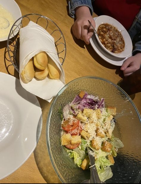 salad, breadsticks, and soup from olive garden Olive Garden Aesthetic, Soup From Olive Garden, Soup Tuscana Olive Gardens, Olive Garden Breadstick, Olive Garden Food Pictures, Breadsticks Olive Garden, Olive Garden Breadsticks, Fast Food Places, Garden Aesthetic