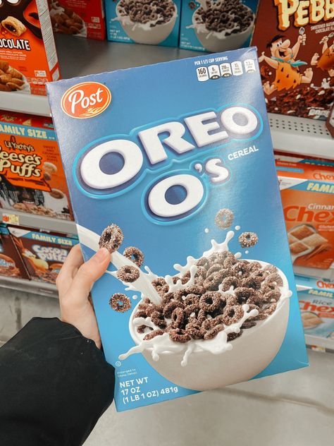 Sereal Sarapan, Oreo Cereal, Fresh Food Packaging, Cereal Cookies, Eating Food Funny, Yummy Alcoholic Drinks, Sleepover Food, Grocery Foods, Healthy Groceries