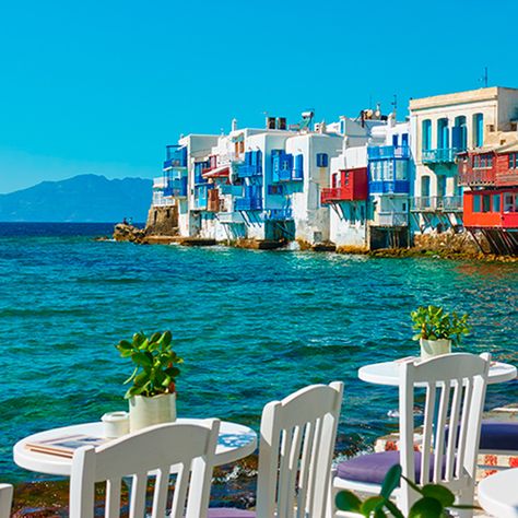 Mykonos, Santorini y Folegandros, tres islas griegas en blanco y azul Greece Islands, Adirondack Chair, Greek Islands, Mykonos, Santorini, Outdoor Chairs, Outdoor Furniture Sets, Beautiful Places, Tourism