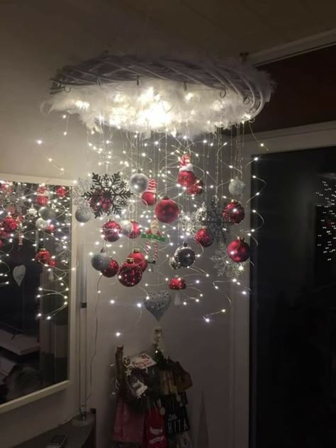 DIY a chandelier from ornaments and a wreath form Christmas Ceiling Decorations, Christmas Chandelier, Halloween Bedroom Decor, Decoration Vitrine, Christmas Decorations Apartment, Christmas Apartment, Christmas Themes Decorations, Diy Christmas Decorations Easy, Navidad Diy