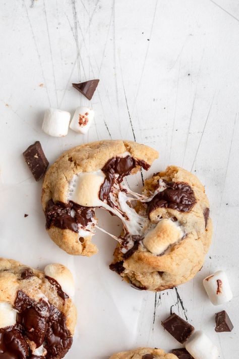 Cookie Marshmallow, Fried Neckbones, Cookie Aesthetic, Easy Smores, Cookies Aesthetic, Cinnamon Roll Recipe, Stuffed Cookies, Smores Cookies, Vegetarian Desserts