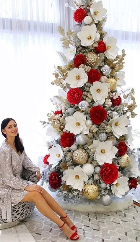 Christmas Tree With Paper, Tree With Paper, Designer Christmas Tree, Christmas Tree Flowers, Decorate A Christmas Tree, Floral Christmas Tree, Christmas Tree Decorated, Designer Christmas, Christmas Tree Decorating Themes