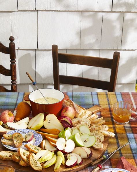 Apple Cider Fondue Fall Fondue, Fondue Platter, Wedding Cheese, Toast Toppers, New Years Appetizers, New Year's Eve Appetizers, Yummy Biscuits, Fondue Party, Holiday Appetizers Recipes