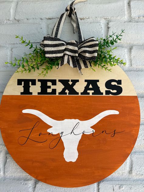 Texas Longhorns Door Hanger, Cowboy Crafts, Longhorns Football, Texas Cowboys, Door Signs Diy, Signs Diy, Painting Christmas, Texas Longhorn, Round Wood Sign