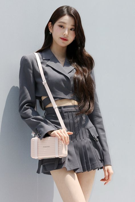 wonyoung pics on Twitter: "230513 RIMOWA https://t.co/TQdfzaep3N" / Twitter 사진 촬영 포즈, Grey Outfit, Ethereal Beauty, Korean Singer, South Korean Girls, Seoul, Kpop Girls, Pretty People, Stylish Outfits