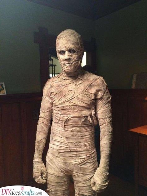 The Curse of the Mummy - DIY Halloween Costume Ideas Mummy Costumes, Mummy Diy, Mummy Halloween Costume, Mummy Costume, Spooky Halloween Costumes, Mummy Halloween, Classic Halloween Costumes, Diy Kostüm, Zombie Costume