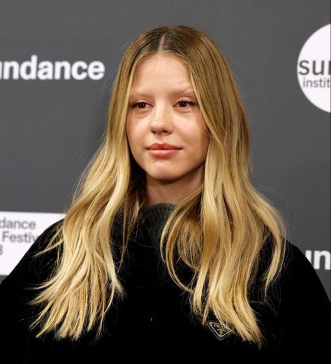 Mia Goth Hair, Goth Blonde, Goth Pics, Vintage Photography Women, Mia Goth, Goth Hair, Celebrity Style Inspiration, Sundance Film Festival, Sundance Film