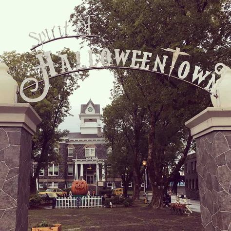 St Helens Oregon, St Helens, Oregon Travel, Halloween Aesthetic, Season Of The Witch, Spooky Scary, Best Seasons, Halloween Town, Autumn Aesthetic