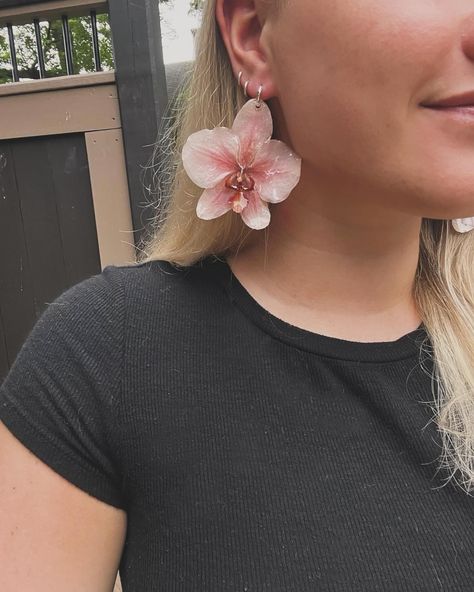 How cute are these!? The sunrise orchid earrings are a lovely pop of color to any outfit! #orchid #flowerearrings #summerjewelry #orchidearrings #realflowerearrings #smallbusiness #smallbusinessowner #smallbusinesssupport Orchid Outfit, Orchid Jewelry, Orchid Earrings, Earrings Outfit, Flower Resin Jewelry, Flowers Earrings, Preppy Jewelry, Sweet Jewelry, Real Flower Jewelry