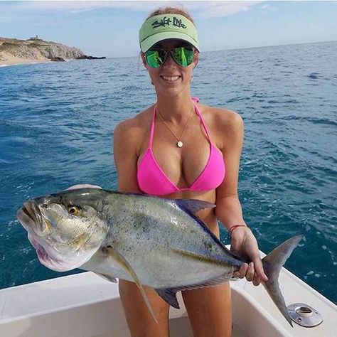 35 Girls Who Fish That Will Make You Grab Your Rod! - Funny Gallery | eBaum's World Fishing Photography, Fishing Pictures, Fishing Women, Fishing Girls, Catching Fish, Fishing Life, Gone Fishing, Fishing Outfits, Kayak Fishing