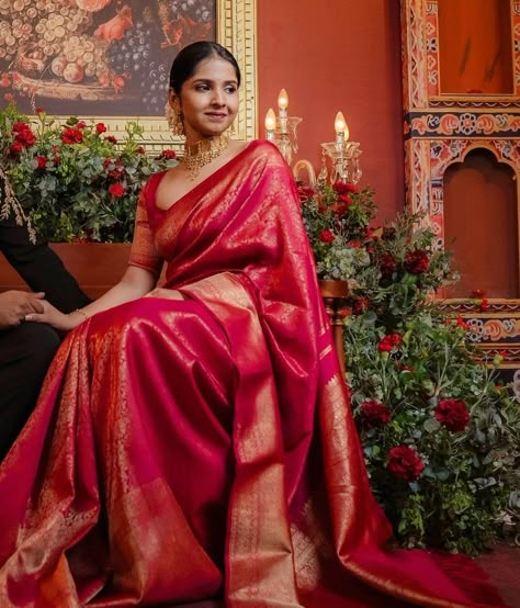 Red Manthrakodi Saree, Red Reception Saree, Newly Wed Indian Bride Look In Saree, Red Kanjivaram Saree Silk Bridal, Kerala Wedding Guest Outfit, Red Kanchipuram Saree Bride, Red Saree Bridal Look, Kanjivaram Saree Look, Wedding Guest Saree Look