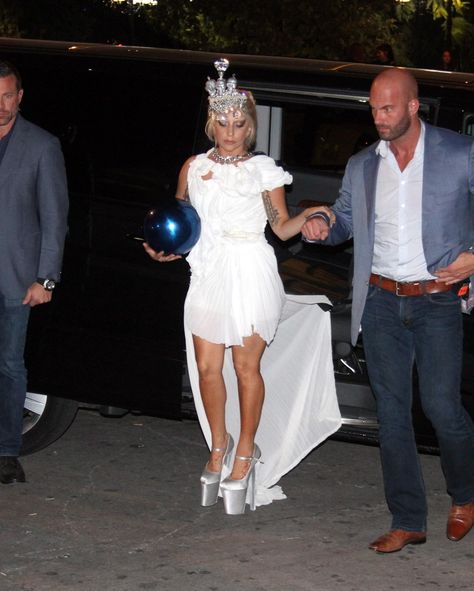 Lady Gaga arrives at her hotel Grande Bretagne after her concert at the Olympic Stadium in Athens, Greece. Gaga was seen carrying a blue ball while wearing an extremely ornate crown or tiara. Lady Gaga 2014, Lady Gaga Shoes, Lady Gaga Outfits, Lady Gaga Artpop, Skull Crown, Lady Gaga Pictures, Olympic Stadium, Versace Dress, Blue Ball