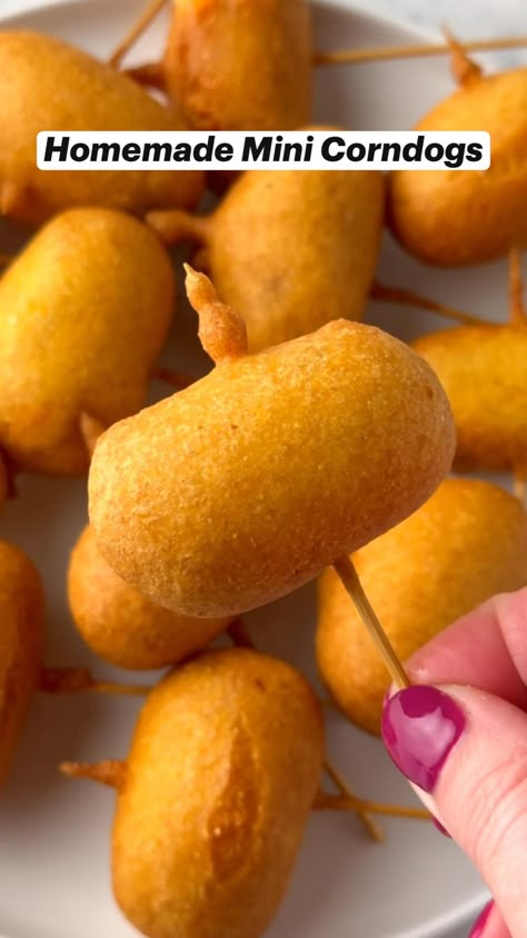 These homemade mini corndogs are actually cocktail weenies stuffed with cheddar cheese and dipped in our amazing cornmeal breading. You’ll never want store-bought mini corndogs again! Cocktail Weenies, Mini Corn Dogs, Catering Ideas Food, Tasty Recipes Videos, Quick Recipes Snacks, Easy Snack Recipes, God Mat, Corn Dogs, Sweet Snacks Recipes