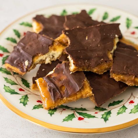 Soda Cracker Candy, Matzo Crunch, Homemade Soda Crackers, Salted Caramel Pretzel Bark, Caramel Pretzel Bark, Easy Toffee, Pretzel Bark, Salted Caramel Pretzels, Soda Crackers