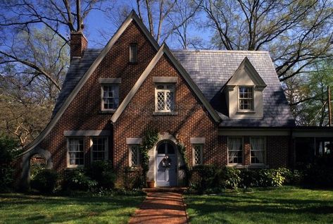 Academia House Exterior, Dark Academia House Exterior, Dark Academia House, Academia House, 1940s Cottage, Storybook House, English Houses, Tudor Style Homes, Cottage Style Homes