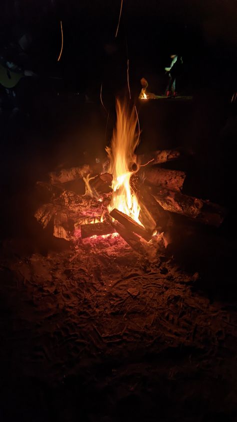 hiking with friends Night Hike Aesthetic, Campfire With Friends, Night Hike, Hiking With Friends, Book Couples, Night Hiking, Camping Aesthetic, Hiking Aesthetic, Dark Academia Aesthetic