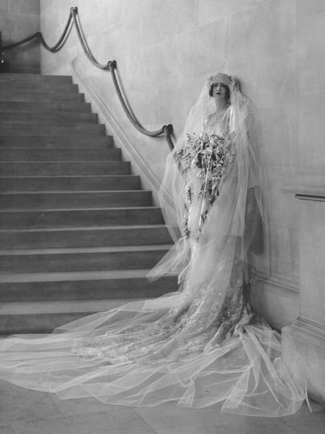 Cornelia Vanderbilt, married in 1924 at Biltmore - A Look Back at 120 Years of Stunning Vanderbilt Weddings Cornelia Vanderbilt, Biltmore Wedding, Vintage Wedding Photos, Beautiful Beach Wedding, Mode Boho, Wedding Gowns Vintage, A Wedding Dress, Foto Art, Glamorous Wedding