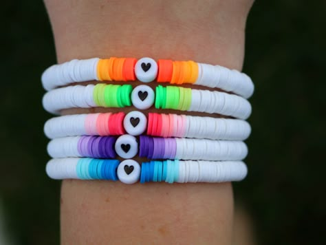 Flat Clay Bead Bracelet, Bracelets Preppy, Make Clay Beads, Clay Bead Bracelets, Neon Heart, Colorful Bead Bracelets, Clay Bead Necklace, Beaded Braclets, Preppy Bracelets