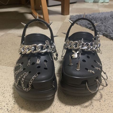 Croc Outfits, Cool Crocs, Crocs Aesthetic, Alt Shoes, Crocs Outfit, Black Crocs, Crocs Fashion, Goth Shoes, Crocs Jibbitz