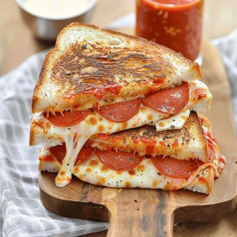 Pepperoni Pizza Grilled Cheese - Recipes, Tasks & Tools Pizza Grilled Cheese Recipes, Pizza Grilled Cheese Sandwich, Pizza Grilled Cheese, Best Sandwich Recipes, Pizza Sandwich, Grilled Cheese Recipes, Grilled Sandwich, Chapati, Shredded Mozzarella