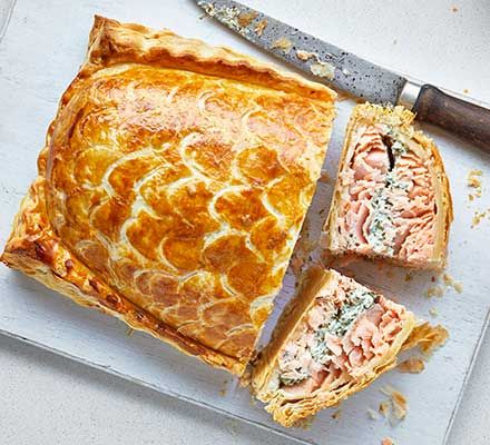 Take salmon en croûte to chef standard. Succulent salmon, cream cheese and dill are encased in crisp puff pastry with a pickled cucumber side Food Recipes Salmon, Salmon En Croute Recipe, Madeira Sauce, Salmon En Croute, Good Food Recipes, Savory Popcorn, Spiced Buttercream, Hp Sauce, Recipes Salmon