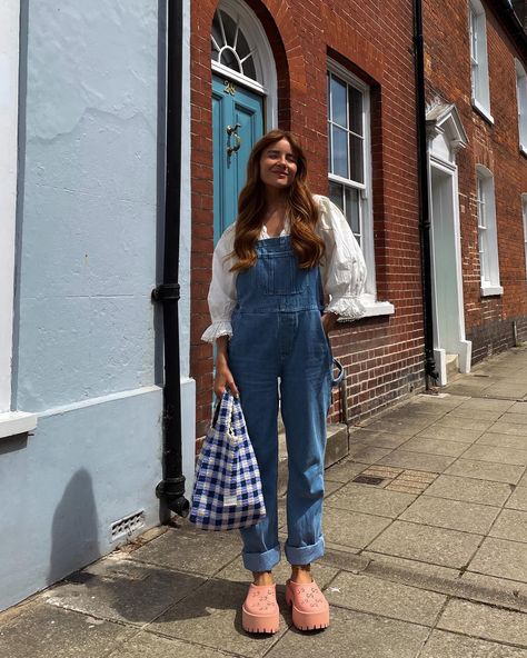 Rebecca Olivia (@rebeccaferrazwyatt) | Instagram Prego Outfits, Color Jeans, Overalls Outfit, Mum Fashion, Winter Outfit Inspiration, Neutral Outfit, Fashion Mistakes, Outfit Inspo Fall, Looks Style