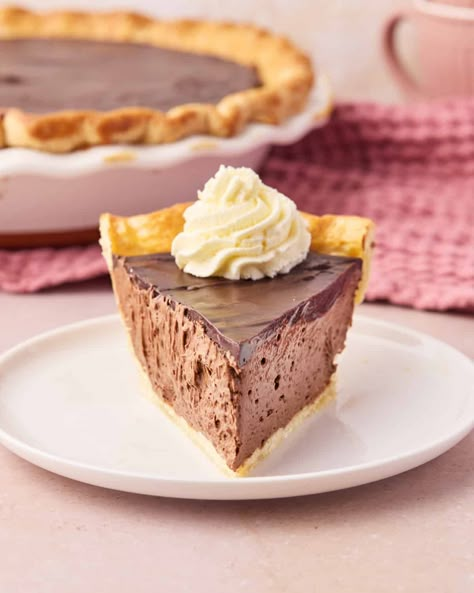 Chocolate Mousse Pie Chocolate Ice Box Pie, Chocolate Icebox Pie, Mouse Cheesecake, Carlsbad Cravings Recipes, Tart Desserts, Pie Crust Dessert, Icebox Pies, Fancy Pastries, Peanut Butter Ball