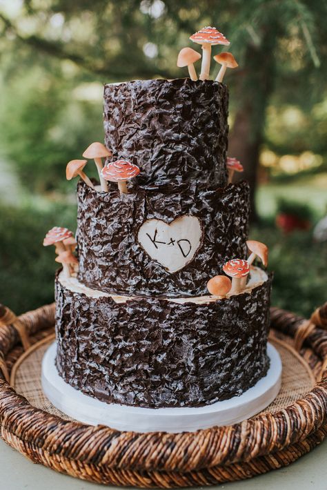 Cottagecore Wedding Cake Mushroom, Wedding Cake Mushroom, Forest Fairy Wedding Cake, Fairy Themed Wedding Cake, Weird Wedding Cakes, Goth Cottage Core Wedding, Fairy Core Wedding Cake, Wedding Cake Cottagecore, Fae Wedding Cake