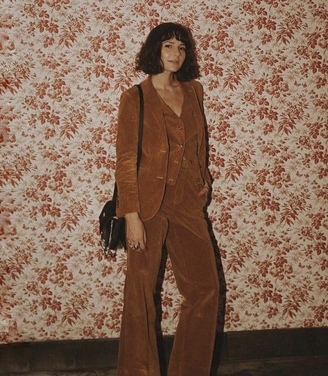 70s corduroy brown suit Prom Inspiration, Outfits 70s, 70s Women, 70s Outfits, Brown Suits, Brown Outfit, Olivia Palermo, Retro Aesthetic, Suit Fashion