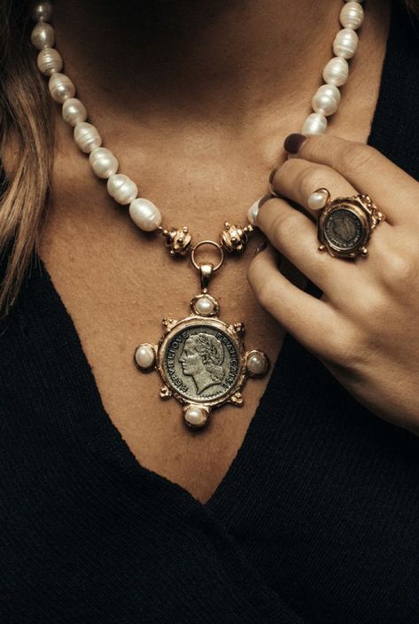 Susan Shaw, Ancient Coin Jewelry, Pearl Jewelry Design, Pearl Necklace Designs, Fake Jewelry, Vintage Inspired Jewelry, Coin Jewelry, Jewelry Design Necklace, Timeless Jewelry