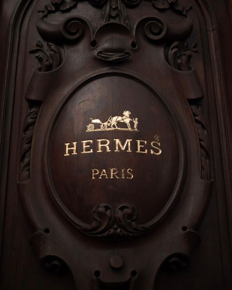 When one thinks of Hermès, one thinks of the iconic Birkin bags, belts, scarves, and ties. However, sometimes it's best to read the full name to get the full picture, what a concept. 'Sellier,' the French term for saddler, represents Hermès' true mastery. Arguably, it is in saddle making that Hermès excels best. Through an extensive bespoke service, the maison continues to produce saddles of the highest quality. The perpetual demand for both vintage and antique saddles speaks volumes about He... Hermes Vintage, Hermes Packaging, Hermes Store Aesthetic, Hermes Advertising, Hermes Equestrian Aesthetic, Hermes Dark Aesthetic, Vintage Hermes Poster, Brown Branding, Horse Hermes