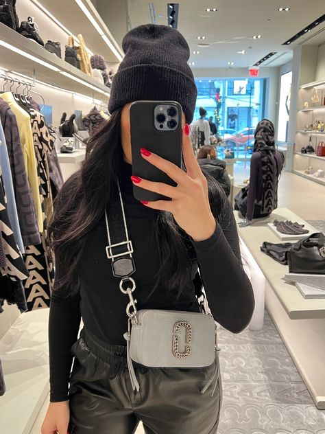 The Snapshot Marc Jacobs Outfit, Marc Jacobs Crossbody Bag Outfit, Marc Jacobs Bag Outfit Street Styles, Snapshot Marc Jacobs Outfit, Marc Jacobs Bag Outfit, Marc Jacobs Outfits, Grey Purse Outfit, Marc Jacobs Snapshot Bag Outfit, Marc Jacobs Bag Black