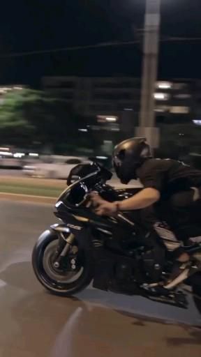 Black Matte Motorcycle, Geng Motor Aesthetic, Video Geng Motor Wattpad, Night Rides Motorcycle, Motorcycle Boy Aesthetic, Geng Motor Video, Motor Ride Night, Wattpad Geng Motor, Motorcycle Gang Aesthetic