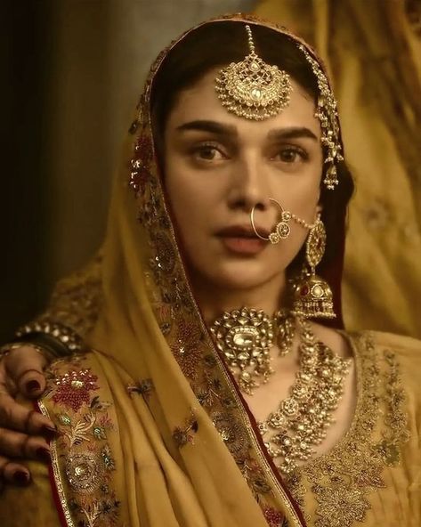 Heeramandi Gave Us Impeccable Outfits & Jewellery Inspiration! - ShaadiWish Corset Fashion Outfits, Aditi Rao Hydari, Aditi Rao, Sanjay Leela Bhansali, Song Dance, Desi Fashion Casual, Indian Photoshoot, Indian Bridal Dress, Indian Jewelry Sets