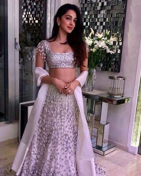 Kiara In Lehenga, Kiara Advani Lengha, Kiara Advani Traditional Outfits, Kiara Advani Lehenga, Kiara Advani Outfits, Fusion Reborn, Desi Outfits, Desi Wedding Dresses, Lehnga Dress