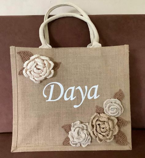 Flowers on jute bag Diy Purse Making, Jute Bags Design, Cricut Projects Easy, Decorated Bags, Burlap Tote, Handpainted Bags, Burlap Bags, Crocheted Flowers, Jute Bag