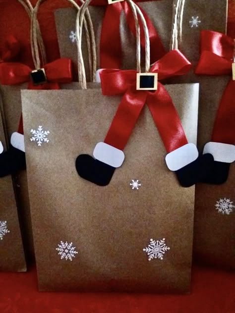 Cute Christmas Goodie Bag Ideas, Xmas Gift Bags Ideas, Christmas Gift Bags Ideas, Christmas Bag Ideas, Christmas Gift Bag Ideas, Christmas Wrapping Diy, Brown Paper Bags, Xmas Gift Wrap, Christmas Gift Basket Ideas