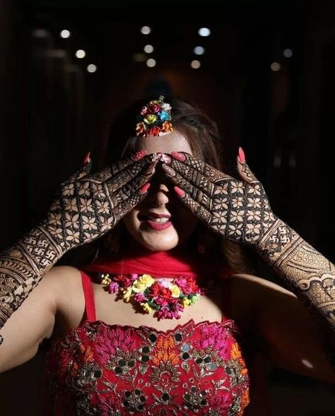 10+ Amazing Bridal Mehendi Artists In Kolkata For You To Book Now! - SetMyWed Mendhi Photo Pose, Mehandi Photoshoot Ideas, Mahendi Pose, Dulhan Closeup, Mehandi Poses, Mehendi Photography Bridal, Mehndi Poses, Mehendi Poses, Haldi Look For Bride