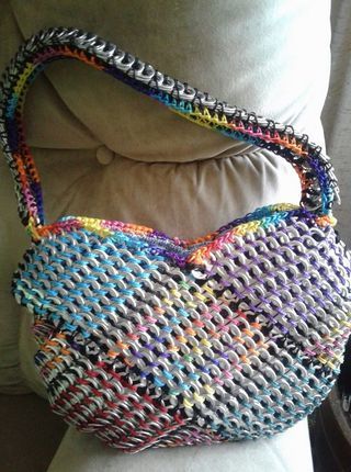 Amazing Rainbow Pop Tab Purse … Wow! Pop Tab Crochet, Pop Tab Purse, Pop Tab Crafts, Crocheted Purse, Soda Tabs, Crochet Hack, Pop Tabs, Creative Tutorials, Pop T