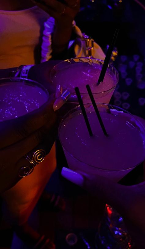 @lordtdri - t. Girls Night Drinks, Night Club Dance, Club Dancing, Los Angeles Aesthetic, Party Night Club Aesthetic, Night Club Aesthetic, Pretty Alcoholic Drinks, Nightclub Aesthetic, Alcohol Aesthetic