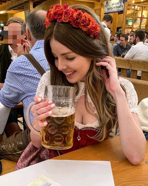 Octoberfest Hair, Octoberfest Outfits Women, Beer Drinking Girl, Octoberfest Outfits, Octoberfest Girls, German Beer Festival, Beer Maid, Oktoberfest Woman, Munich Oktoberfest