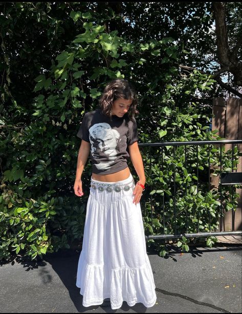 Skirt With Tank Top Outfit, Summer Outfit Maxi Skirt, White Skirt Maxi Outfit, Long Skirt Outfits Concert, Long Low Rise Skirt Outfit, Outfit With Maxi Skirt, Aesthetic Maxi Skirt Outfit, Y2k Skirts Long, White Skirt Outfits Summer