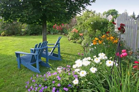 Picking backyard plants Backyard Garden Layout, Backyard Plants, Potager Garden, Flower Garden Design, White Picket Fence, Backyard Garden Design, Beautiful Backyards, Garden Pests, Picket Fence