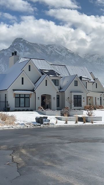 Houses On The Mountain, Houses In Colorado, Alpine Manor, Mountain House Exterior, House In The Mountains, Winter House Exterior, Home Nature, Dream Life House, Building Plans House