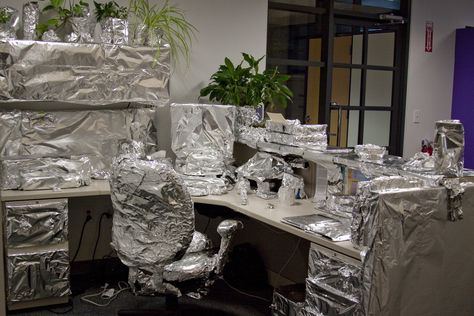 Tin foil desk.  Absolutely everything on her desk was individually wrapped. We even wrapped the bulletin board hanging on the wall behind the desk (not shown in picture). Work Pranks, Birthday Pranks, Funny April Fools Pranks, Office Pranks, Senior Pranks, April Fools Pranks, Office Birthday, Funny Work Jokes, 10 Funniest