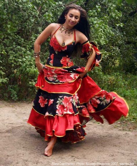 GloBeat Music of Romania Romani Dance, Romanian Women, Jitterbug, Belly Dance Costumes, Dance Photos, Jive, Hippie Style, Belly Dance, Eminem