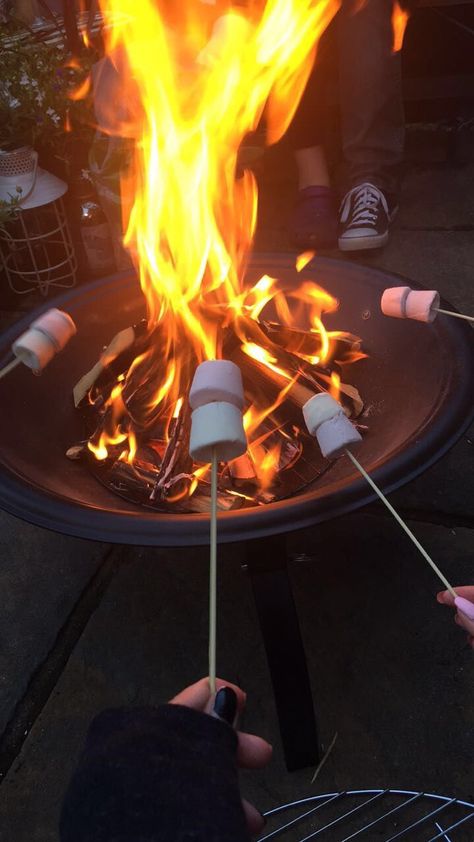 Bonfire Marshmallows, Camping Dessert Ideas, Fire Activities, Friendship Ideas, Cute Friendship, Friends Night, Night Summer, Bonfire Night, Summer Hot