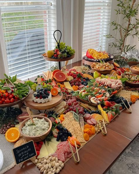 Birthday And Graduation Party, Cheap Grazing Table Ideas, Buffet Setup, Charcuterie Ideas, Grazing Board, Party Food Buffet, Food Buffet, Catering Ideas Food, Charcuterie Inspiration